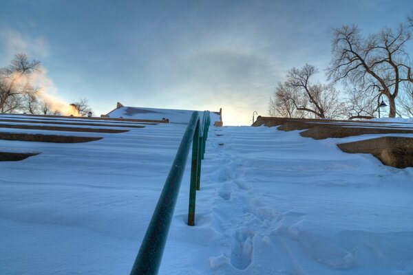 Kalte verschneite Winterlandschaft