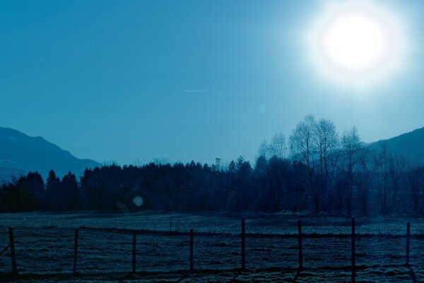 Schöne Landschaft. Dämmerung im Winter