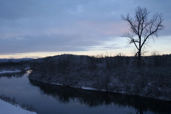 Paysage du soir rivière tirant au loin