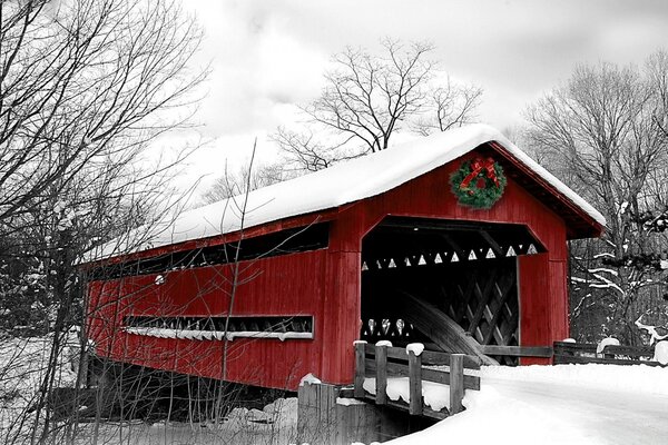 Brücke über dem Fluss mit Schnee überflutet