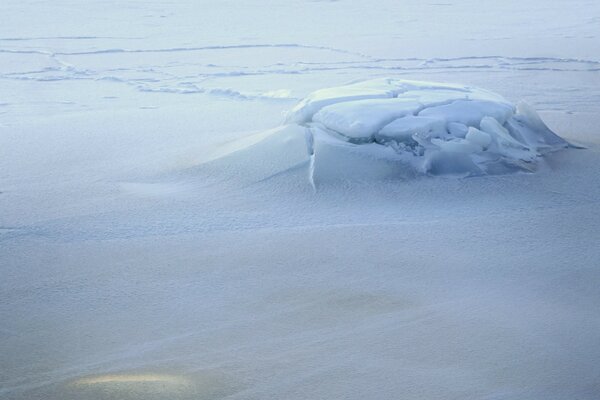 Aufgeblähtes Eis am Wintersee