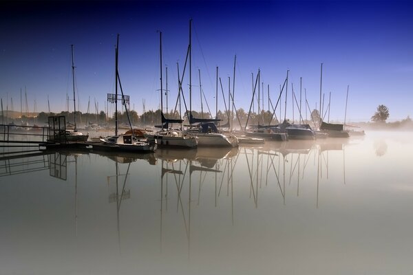 Reflexion von süßen Gesichtern am See