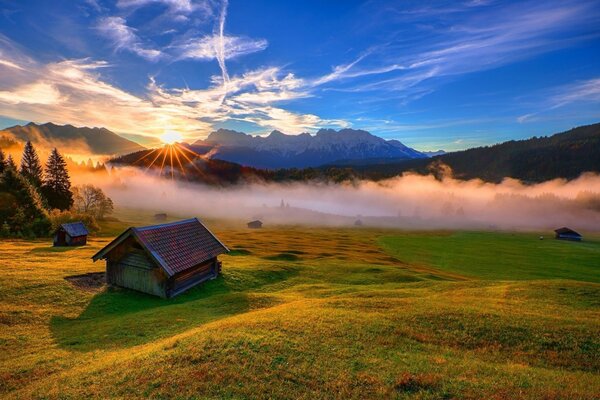 Maison en bois dans la Prairie au soleil du matin