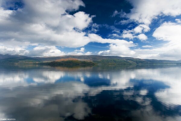 Reflexão de nuvens brancas no lago