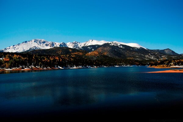 Im Frühling durch den Bergsee reisen