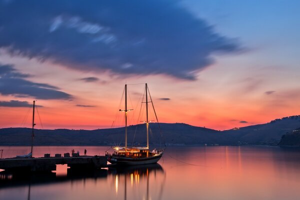 Der große Karabel geht bei Sonnenuntergang auf eine Reise