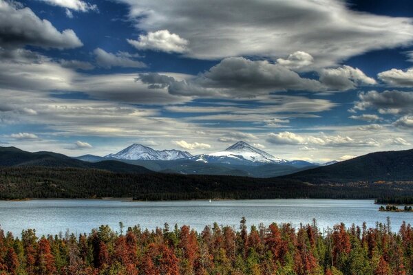 Lagos perto das altas montanhas