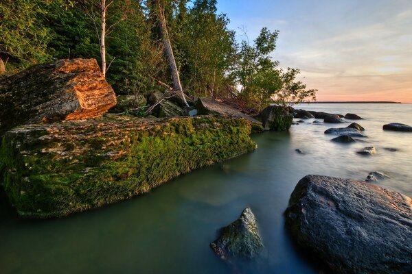 La belleza del río de las piedras y el agua