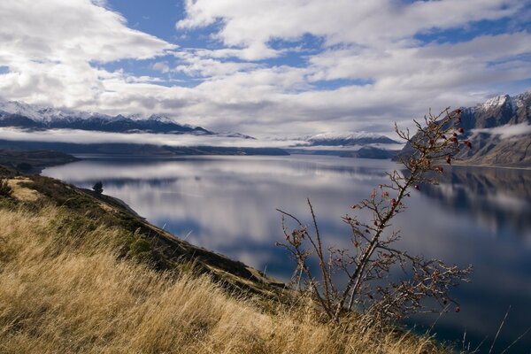 Fusion des nuages et du paysage du lac