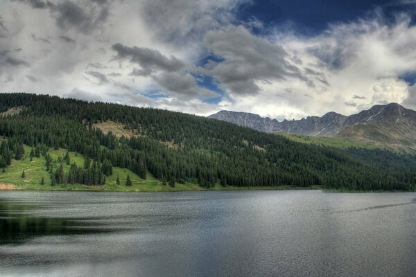 Montagnes sur fond de lac miroir