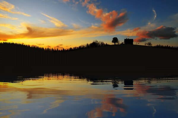 Reflexão no lago do belo pôr do sol paisagem do lago no fundo do céu