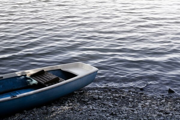 The boat is on the pier of the lake