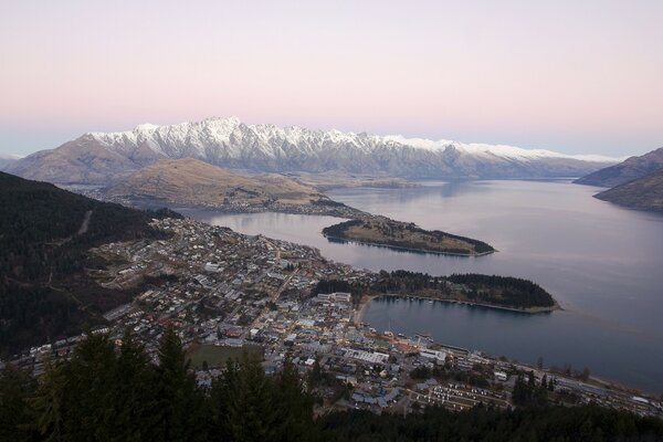 Vista panorámica del lago de montaña