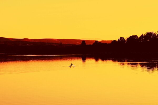 Zotoloy Pôr do sol desce sobre o lago