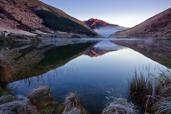 Paesaggio di montagne e laghi su uno sfondo di cielo limpido