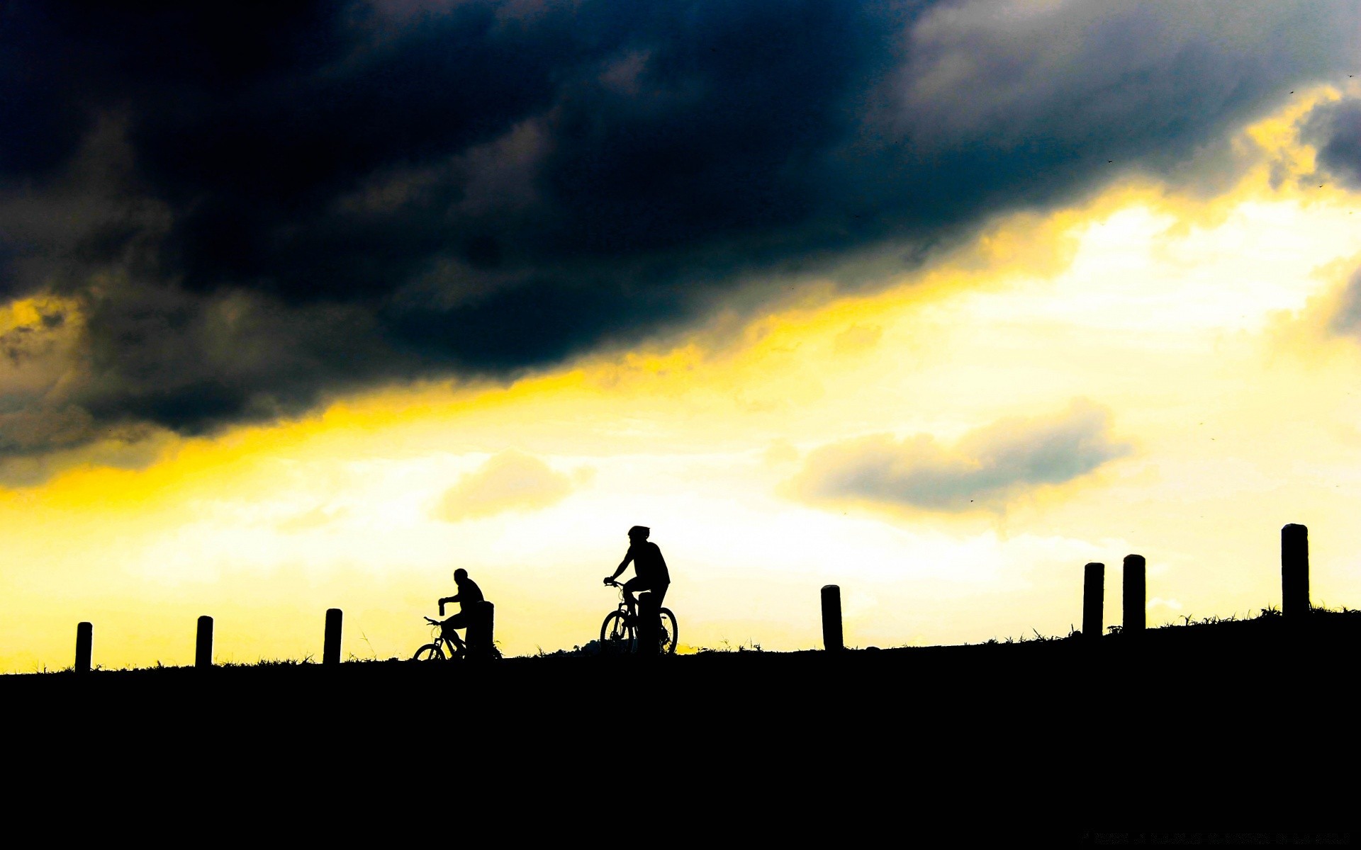 andar de bicicleta pôr do sol silhueta iluminado amanhecer sol céu noite crepúsculo luz ao ar livre paisagem sentada