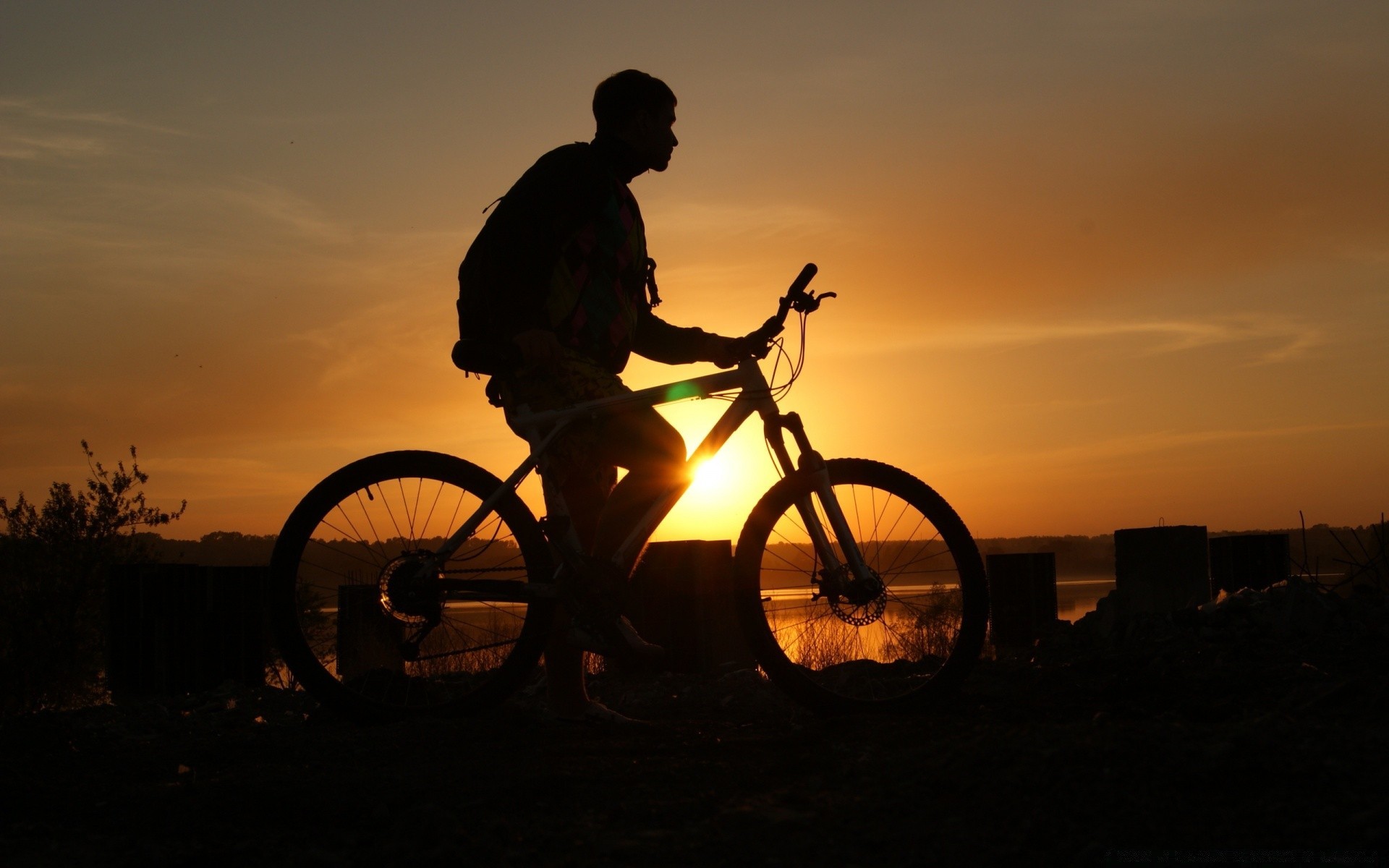 ciclismo tramonto ruota bicicletta illuminato ciclista alba silhouette biker crepuscolo seduta tempo libero uomo da solo