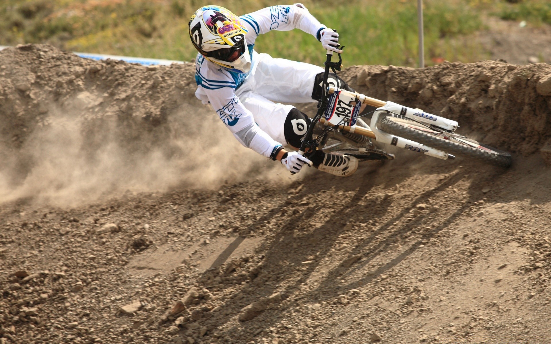 radfahren boden wettbewerb rennen auto aktion beeilen sie sich fahrrad verkehr rennfahrer helm schnell staub räder motocross ein schmutz mann sport