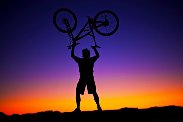 Coucher de soleil, force l homme à vélo