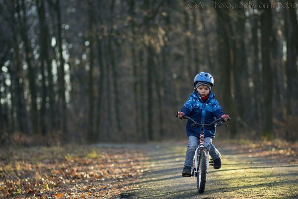 Junge fährt Fahrrad