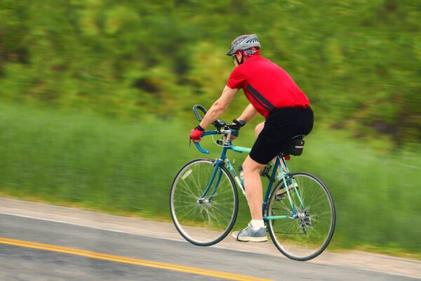 Un cycliste roule vite sur la route