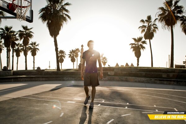 Viaje, vacaciones de baloncesto en la playa