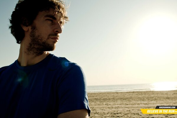 Hombre en el mar al aire libre