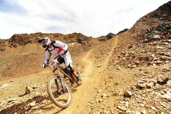 Cycling on the move in a mountainous area