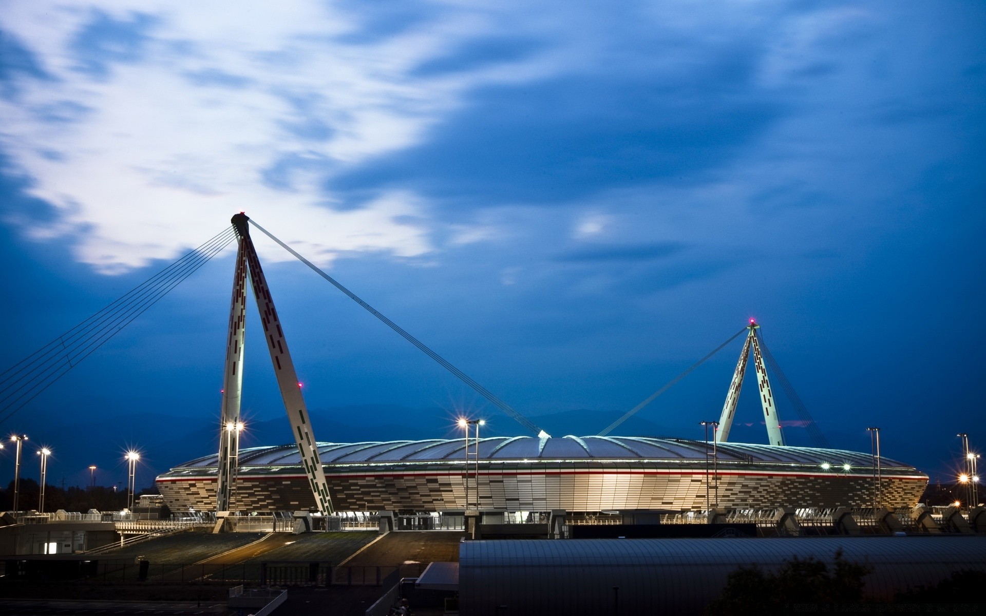 futebol ponte sistema de transporte céu água viagens cidade embarcação mar indústria arquitetura torre porto ponte suspensa casa cais navio pôr do sol rio suspensão