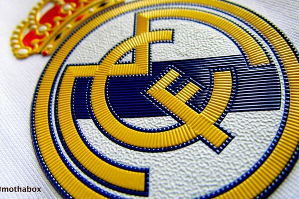 Das Logo von Real Madrid auf einer lederähnlichen Textur