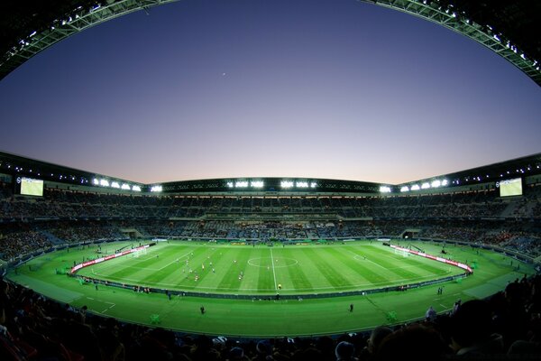 Abend. Fußballstadion mit Fans