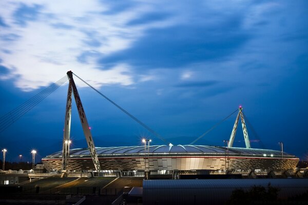 Estadio de fútbol de la Juventus. Paisaje nocturno