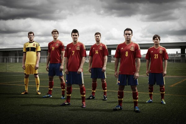 Jugadores de la selección española en el campo de fútbol