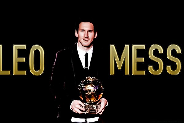 Leo Messi con un premio en forma de balón