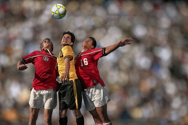 Lucha por la pelota en un partido de fútbol