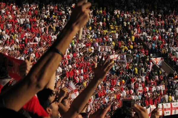 Kırmızı giysili futbol taraftarları