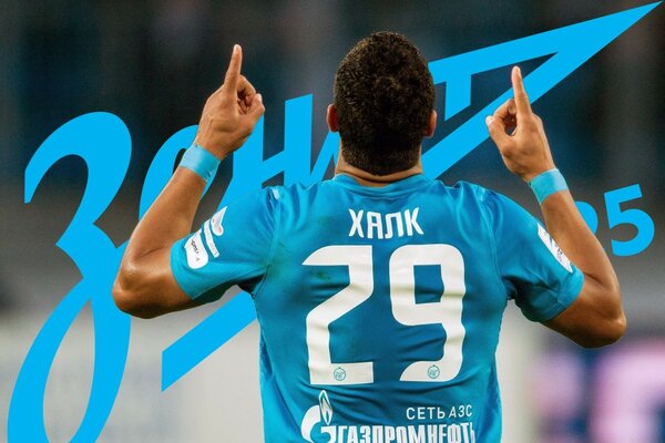 Zenit futbolcusu mavi üniformalı