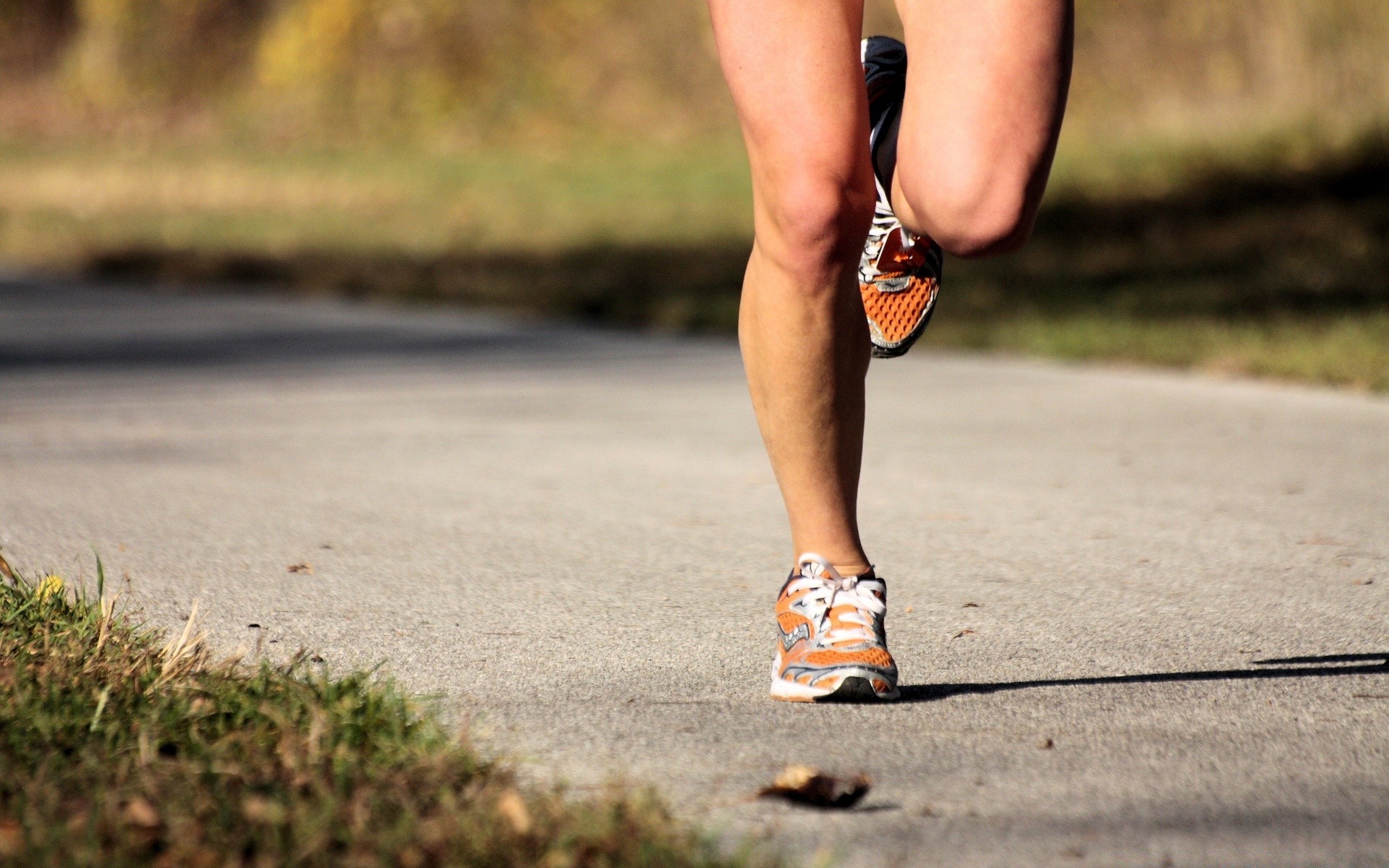 fitness im freien übung läufer natur sommer sport mädchen erholung beine allein straße straße gras erholung