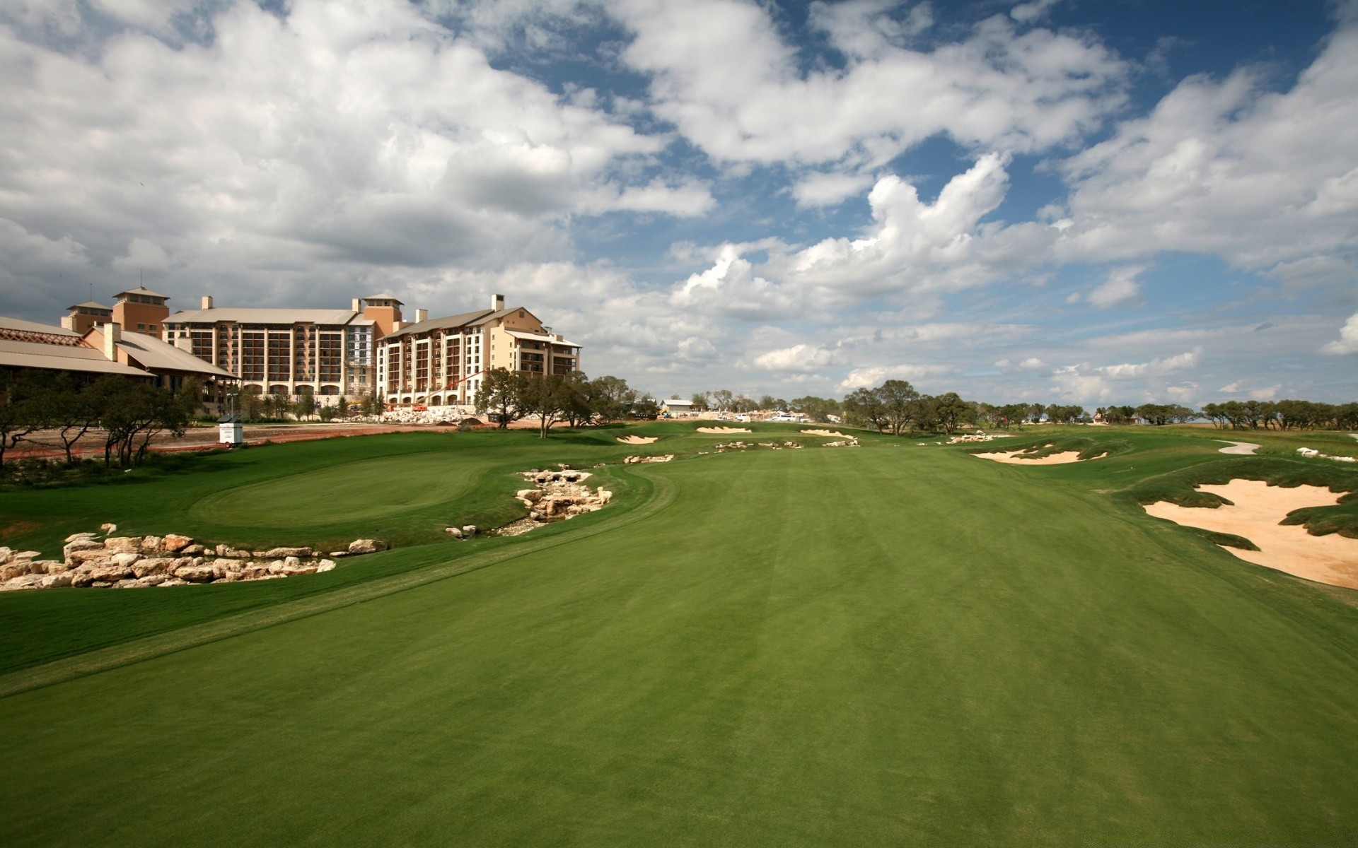 golf hierba al aire libre césped putt cielo paisaje luz del día arquitectura viajes árbol casa verano golfista vacaciones hogar vacaciones