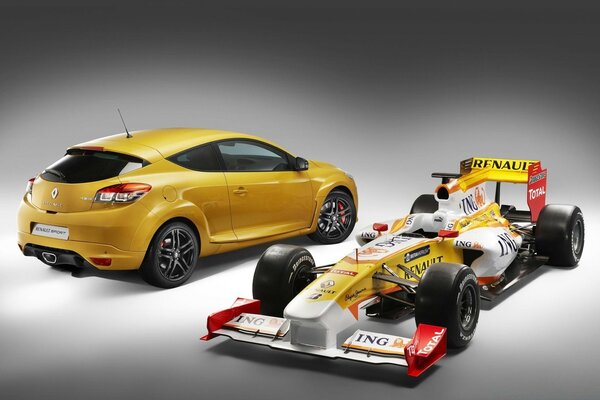 Voiture de sport jaune avec de grandes roues formule 1