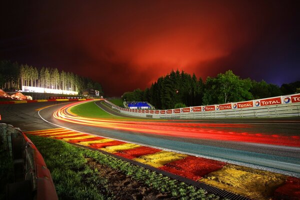 Strada di Formula Uno alla sera