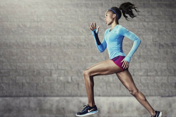 Foto de la carrera de la mujer de lado