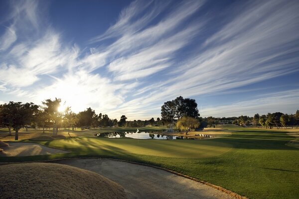 Parcours de golf au lever du soleil