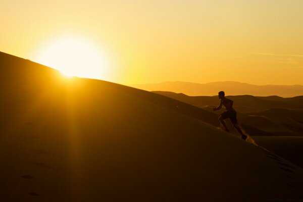 Photo de coucher de soleil avec l homme qui court