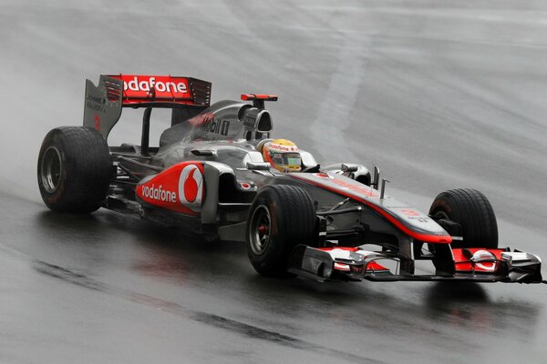 Voiture de sport sur la piste de course