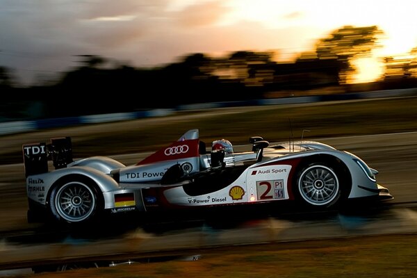 Une voiture de sport de formule 1 en mouvement