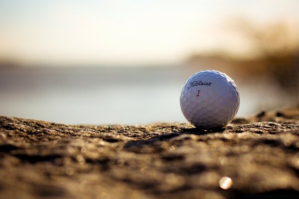 Close-up Golfball auf Sand