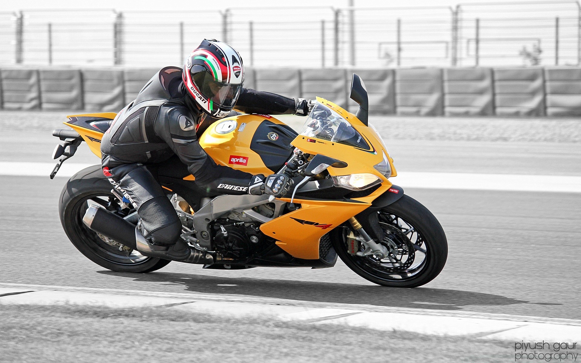 спорт гонки трек велосипед спешите быстро диск водитель турнир машина гонщик схема мощность кайф престиж автомобиль чемпионат круг автошины при сыгранность