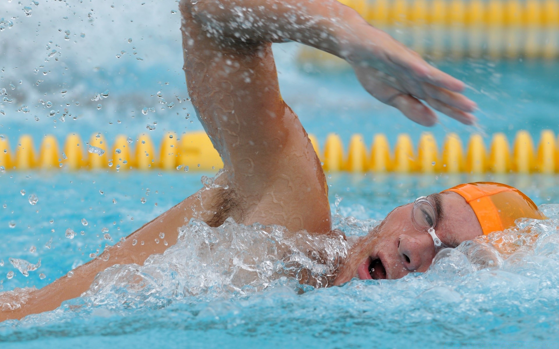 deportes piscina natación mojado nadador gafas piscina agua vacaciones splash estilo libre vacaciones resort placer vacaciones deportes acuáticos ejercicio relajación deportes