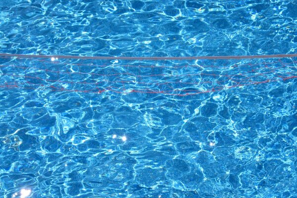 Spiegelwasser im Pool